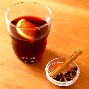 冬を「もっと」楽しくする、ハーブティーの「ほっと」なアレンジ