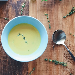 ハロウィンを彩るレシピ ～ハーブが香るパンプキンスープ～