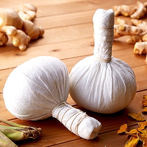 じんわりあったか！ 自宅でできる「ハーブボール」マッサージ