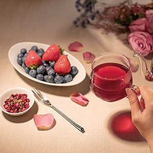 3種のベリーとローズが織りなす赤ワインのような秋季限定ハーブティー「キレイのご褒美 芳醇カシスローズ茶」、8月30日（水）発売