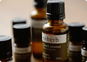 エンハーブのエッセンシャルオイルは、生命力溢れる個性ある香りを厳選しています。