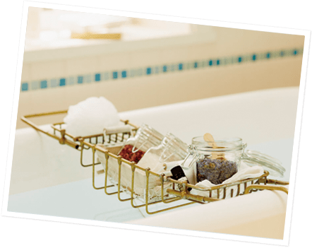 お湯をはったバスタブに精油を1~5滴※たらすだけ!あらかじめ、精油をキャリアオイル(植物油)や自然塩と混ぜ合わせておくと、お湯に混ざりやすくなります。