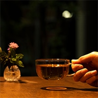一日の中で暑さが少し和らぐ夜。茶葉で香りを楽しみながら人肌に冷ましてゆっくり飲む。そんなひとり時間を楽しみませんか。